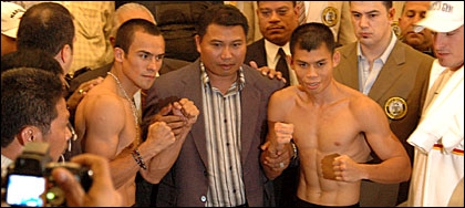 Promotor internasional asal Tenggarong HM Arsyad diapit Juan Manuel Marquez (Meksiko) dan Juara Dunia Tinju Kelas Bulu WBA asal Indonesia Chris John usai cek kesehatan dan timbang badan di Tenggarong sore tadi