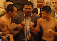 Promotor internasional asal Tenggarong HM Arsyad menggenggam lengan kedua petinju yang akan bertarung malam ini, Juan Manuel Marquez (kiri) selaku penantang dan Chris John (kanan) selaku Juara Dunia kelas Bulu WBA