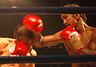 Chris John (kiri) saat meladeni Jose Rojas di Tenggarong pada Desember 2004. Saat itu pertandingan dihentikan setelah terjadi pendarahan di pelipis Chris John akibat benturan kepala