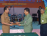 Kepala Administrasi BPMIGAS Kalimantan & Sulawesi Hamdi Zainal (tengah) secara simbolis  menyerahkan proyek comdev kepada Asisten I Pemkab Kukar HA Ridwan Syahranie disaksikan VP VICO Indonesia Robby P Joenoes