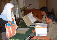 Setelah menunggu sekian lama, 244 CPNSD Kukar Formasi tahun 2004 akhirnya menerima SK pengangkatan dan penempatan kerja