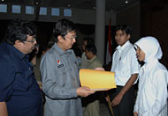 Sekkab Kukar HM Husni Thamrin didampingi Kepala BKD Kukar H Didi Marzuki saat menyerahkan SK pengangkatan secara simbolis kepada perwakilan CPNSD