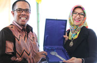 Presdir d'Kukar Zona Karya Hasanuddin menerima kunci secara simbolis dari Bupati Rita Widyasari 