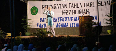 Suasana kegiatan Tablig Akbar bersama Da'i Zaky di kampus Unikarta, Tenggarong, Senin (13/02) malam