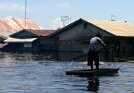 Jika bulan purnama tiba, dikuatirkan banjir akibat luapan sungai Mahakam akan lebih parah lagi