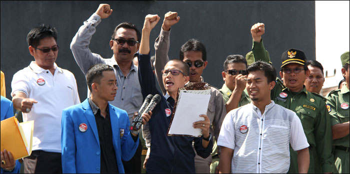 Koordinator GRK2D M Suria Irfani membacakan deklarasi GRK2D di Monumen Pancasila, Tenggarong