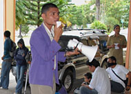 Wakil Presiden BEM Unikarta Toni Nurhadi saat berorasi di teras depan gedung DPRD Kukar