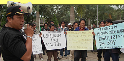 Koordinator Lapangan Barisan Dayak Menggugat, Misheldi Zahri, saat memimpin unjuk rasa di PN Tenggarong tadi siang