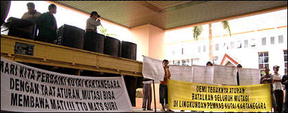 Suasana aksi damai menolak mutasi pejabat yang berlangsung di teras Kantor Bupati Kukar, Tenggarong, tadi siang