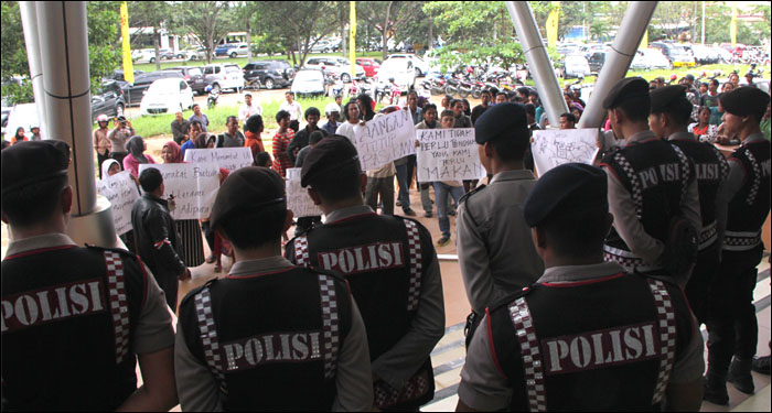 Petugas kepolisian bersiaga di depan pintu masuk Kantor Bupati Kukar saat pedagang pasar malam melakukan demonstrasi