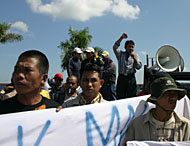 Demonstran ketika melakukan aksinya di tengah jalan depan Kantor Bupati Kukar