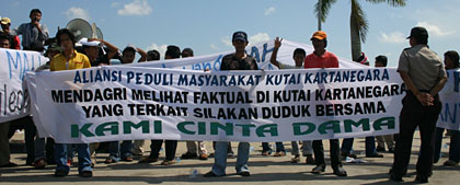 Demonstran dari Aliansi Peduli Masyarakat Kukar akan terus berunjukrasa menuntut revisi atas SK Mendagri mengenai pengangkatan Pjs Bupati Kukar H Awang Dharma Bakti