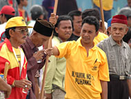 Beberapa demonstran usia lanjut turut serta dalam aksi unjukrasa bersama elemen masyarakat Kukar lainnya