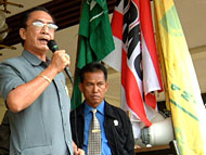 Aji Ridwan Syahrani (kiri) didampingi Ketua I ABPEDSI Syafii Abdullah ketika menyampaikan orasinya di DPRD Kukar