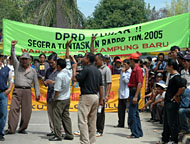 Aksi demonstran dari KADK di DPRD Kukar, Senin (07/02) siang