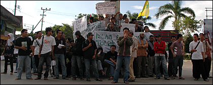 Suasana aksi damai Aliansi Jihad Islam di bundaran Jembatan Aji Imbut, Tenggarong, kemarin sore