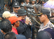 Juru bicara AMPPB Syamsul Arjaman (tengah) ketika berorasi di depan Panwas Pilkada Kukar