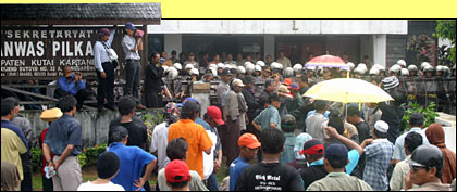 Dibawah guyuran hujan gerimis, ratusan massa AMPPB kembali melakukan aksi unjukrasa di depan Sekretariat Panwas Pilkada Kukar, Tenggarong, Kamis (09/06) siang