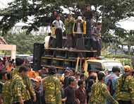 Massa dari AMPG Kukar ketika berunjukrasa di Kantor Bupati Kukar tadi siang