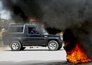 Aksi pembakaran ban bekas yang dilakukan para demonstran baik ditengah jalan maupun didepan pintu gerbang Kantor Bupati Kukar