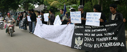 Para mahasiswa Unikarta saat melakukan aksi damai ditengah Jalan Imam Bonjol tadi siang