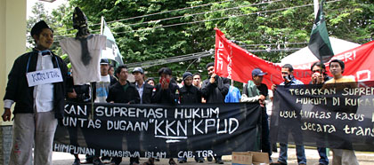 Para mahasiswa gabungan dari BEM Unikarta dan HMI Tenggarong ketika berunjukrasa di Kejaksaan Negeri Tenggarong, Rabu (26/01) siang