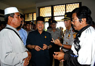 Ketua DPRD Kukar H Bachtiar Effendi (tengah) didampingi Kapolres AKBP Darmawan Sutawijaya saat menerima kedatangan pengurus Hikpaba Kukar yang dipimpin Asrul eddy (kanan)