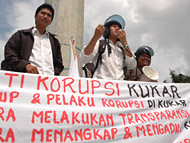 Peringatan Hari Anti Korupsi se-Dunia ditandai dengan aksi damai oleh para aktivis yang tergabung dalam Koalisi Rakyat Anti Korupsi Kutai Kartanegara