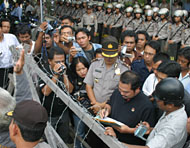 Ketua Panwas Pilkada Kukar Suroto SSos MSi menandatangani pernyataan sikap yang telah disiapkan demonstran sebagai komitmen untuk menindaklanjuti tuntutan Aliansi Masyarakat Peduli Pilkada Bersih