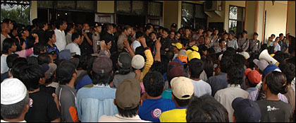 Massa pendukung Bupati H Syaukani HR ketika berada di teras depan gedung DPRD Kukar