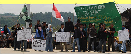 Suasana aksi damai mahasiswa di Jalan jenderal Sudirman, Tenggarong, tadi siang