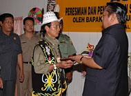 Wabup H Samsuri Aspar ketika menyerahkan SK Bupati Kukar kepada Kades Yosef Yen tentang penetapan Desa Persiapan Tukung Ritan