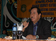 Bupati Kukar H Syaukani HR ketika memberikan pemaparan kepada peserta Dialog Interaktif di Tenggarong tadi pagi