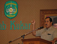 Bupati Kukar H Syaukani HR ketika tampil dalam Dialog Kebebasan Pers di gedung PKM Tenggarong Seberang