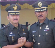 Dandim 0906 yang lama Letkol Inf Dwi Lestiyono saling jabat erat dengan Pejabat baru Letkol Inf Hardani Lukitanta