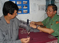 Kepala Dinkes Kukar dr H Abdurrachman (kanan) memeriksa tekanan darah Sekkab Husni Thamrin mengawali dimulainya kegiatan Baksos HKN tadi pagi
