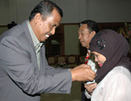 Asisten IV Ghufron Yusuf saat menyematkan tanda peserta secara simbolis