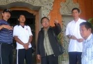 Kepala Disdik Kukar Bahrul (tengah) mendapat penjelasan dari Kabag Perlengkapan Unud I Ketut Amoge Sidi (kiri) di depan pintu gerbang utama Gedung Rektorat Unud