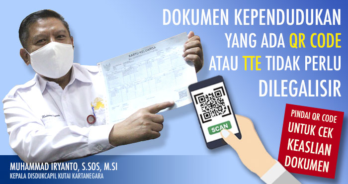 Kepala Disdukcapil Kukar M Iryanto menunjukkan QR Code pada Kartu Keluarga yang bisa dipindai untuk memastikan keabsahan dokumen kependudukan
