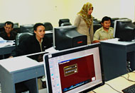 Petugas Disdukcapil saat memutakhirkan data penduduk untuk Pilkada Kukar 2010