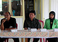 Kepala Diskencana HM Idrus Sy bersama Kepala BKKBN Kaltim Edy Purwanto dan Ketua Hiperpro Kaltim Sy Norlaila AS saat menyampaikan materinya