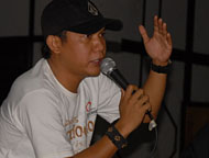 Dedy Sudarya saat menjadi narasumber dalam Diskusi Teater di Tenggarong, Sabtu (18/10) malam