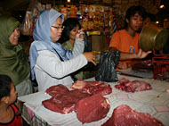 Peredaran daging di pasar terus dipantau Disnak Kukar guna menghindari terjadinya peredaran daging bermasalah