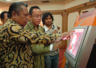 Wabup Kukar H Samsuri Aspar didampingi Manajer PT Altek, Alfi Novriansyah Rustam, saat mencoba fasilitas layar sentuh profil wisata Kukar