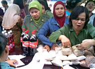 Para ibu-ibu warga Tenggarong dengan antusias menyerbu Pasar Murah