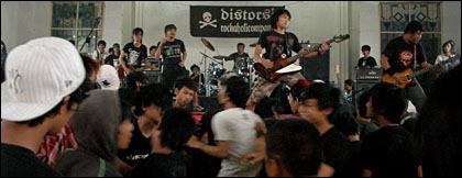 Penampilan grup Bleeding Sunday asal Tenggarong yang dimotori Akbar Haka dkk