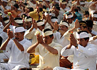 Umat Hindu Dharma dengan penuh khidmat memanjatkan doa