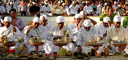 Para Pinandita Hindu Dharma ketika memimpin upacara dan doa yang berlangsung di Pulau Kumala, Tenggarong, Sabtu (15/01) sore