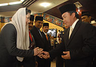 Ketua DPRD Kukar Rita Widyasari menerima palu sidang dari H Salehudin