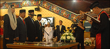 Unsur pimpinan DPRD Kukar 2009-2014 saat diambil sumpahnya oleh Ketua PN Tenggarong Sunaryo Wiryo